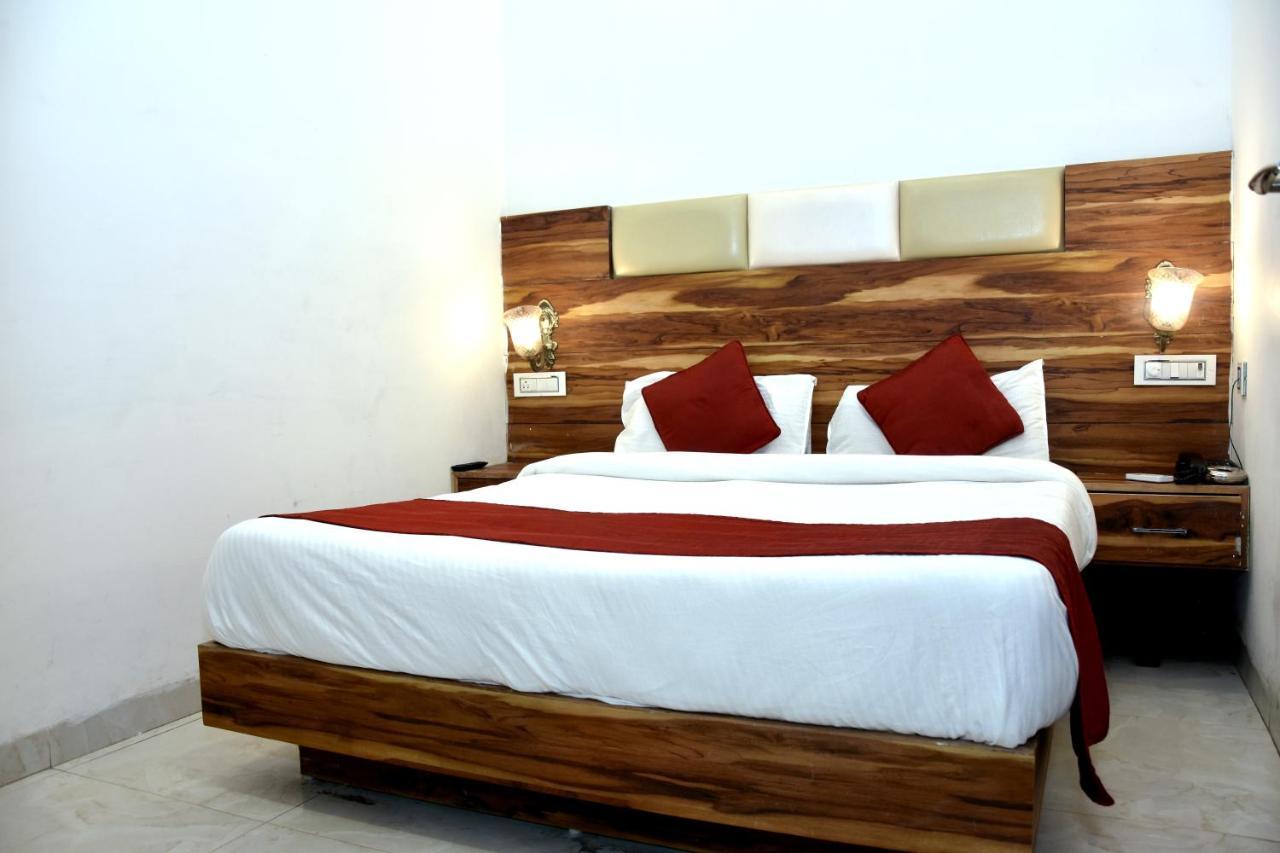 Hotel D Plaza Zirakpur Bagian luar foto