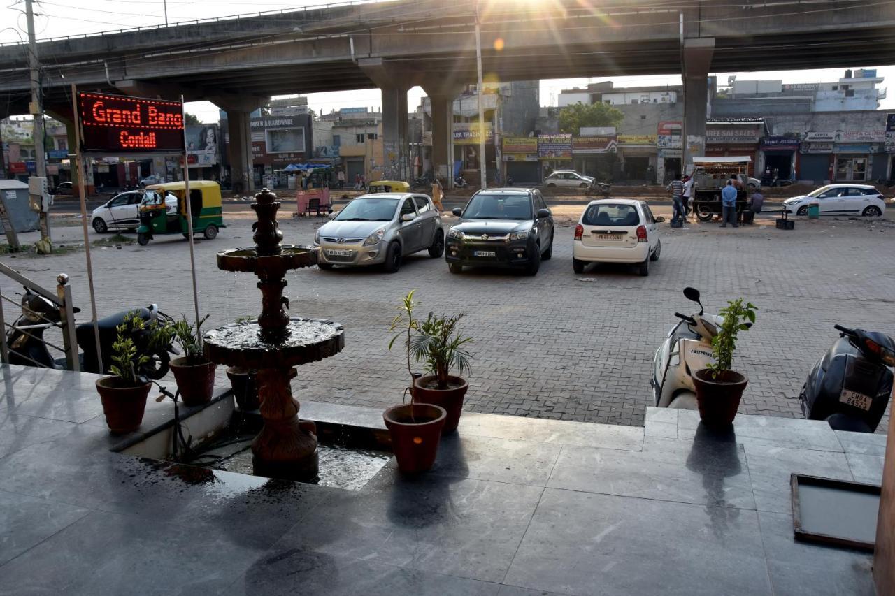 Hotel D Plaza Zirakpur Bagian luar foto