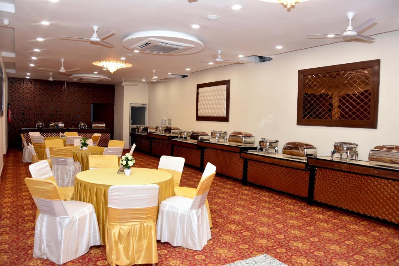 Hotel D Plaza Zirakpur Bagian luar foto