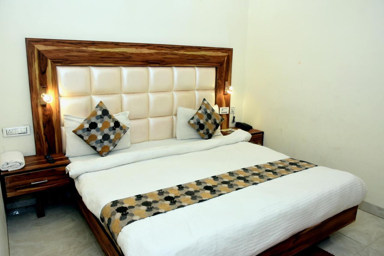 Hotel D Plaza Zirakpur Bagian luar foto