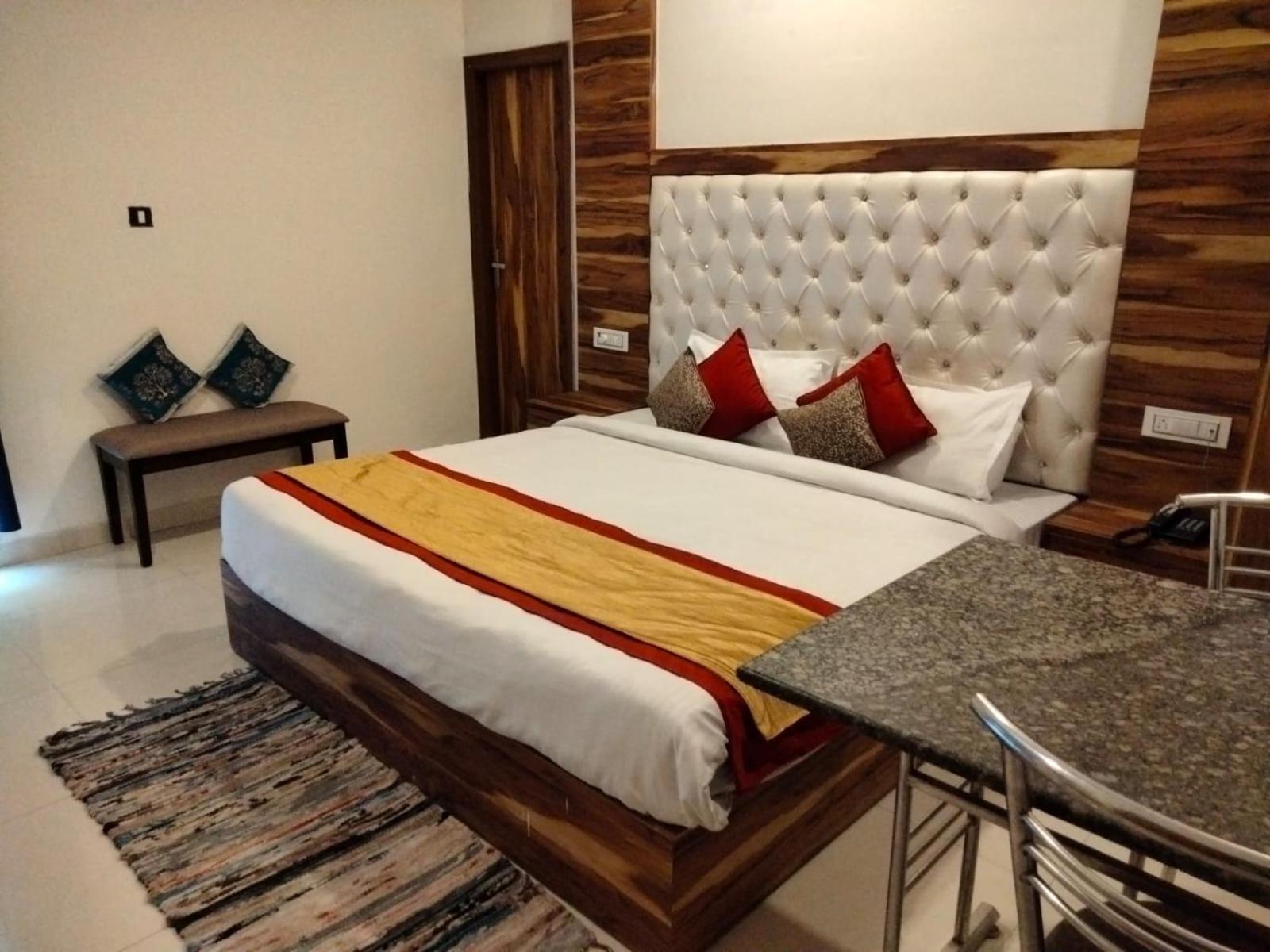 Hotel D Plaza Zirakpur Bagian luar foto