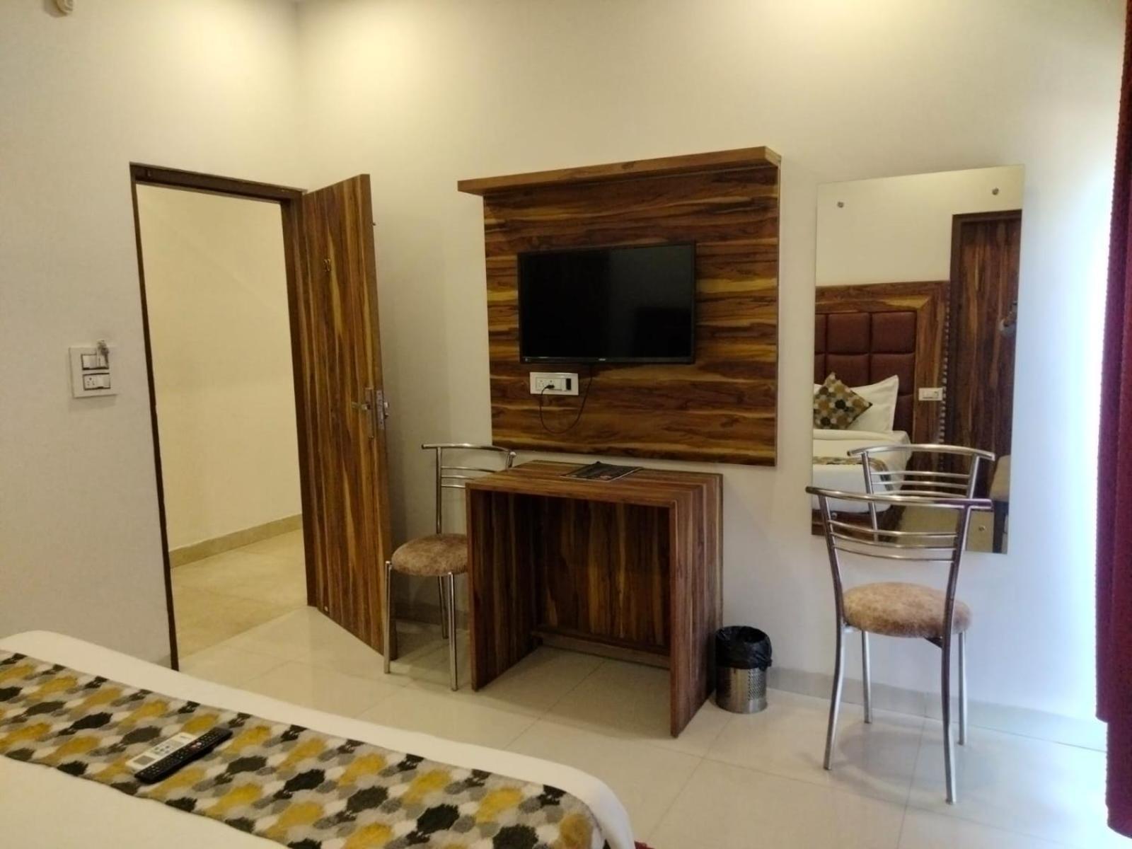 Hotel D Plaza Zirakpur Bagian luar foto