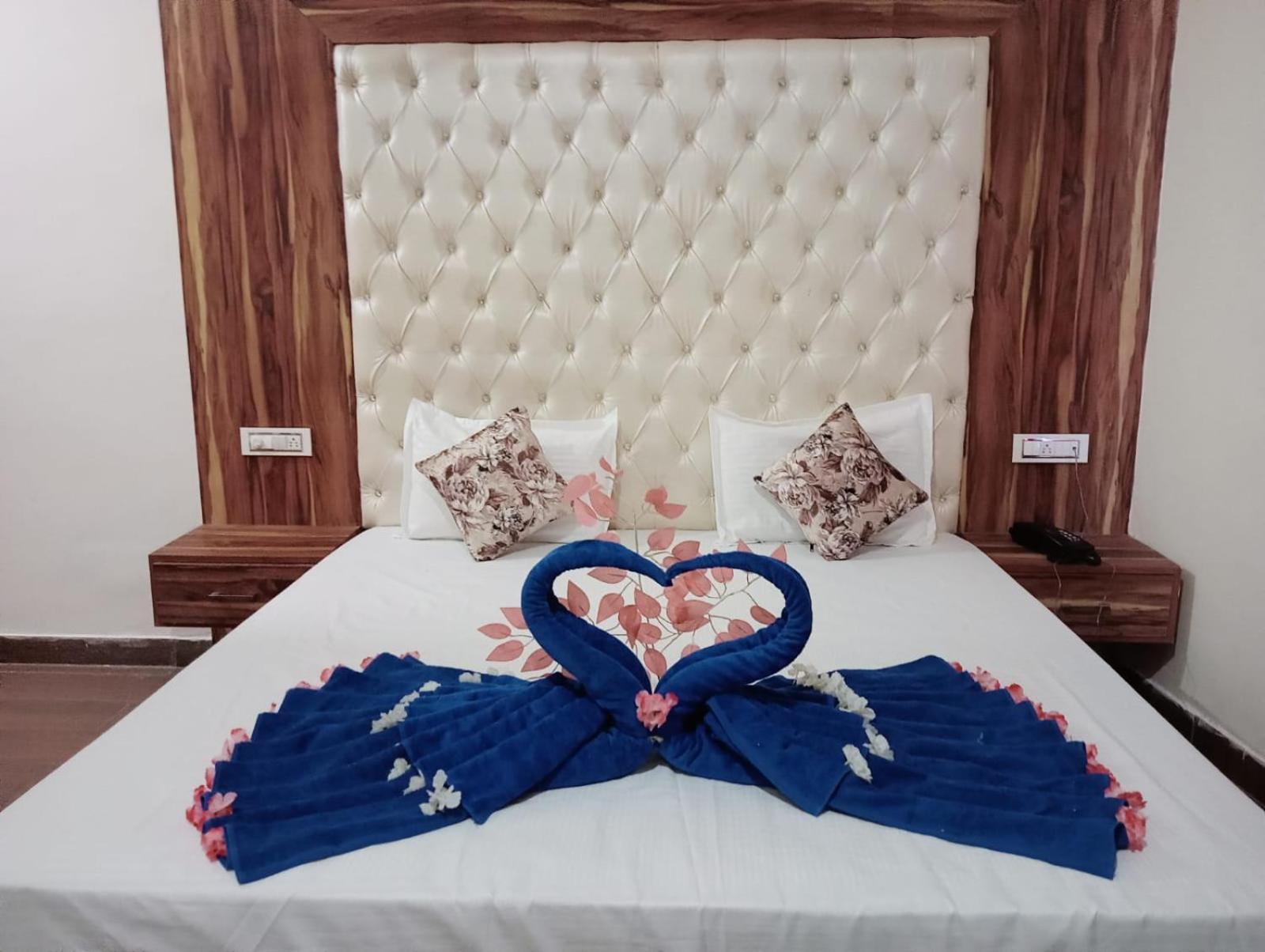 Hotel D Plaza Zirakpur Bagian luar foto