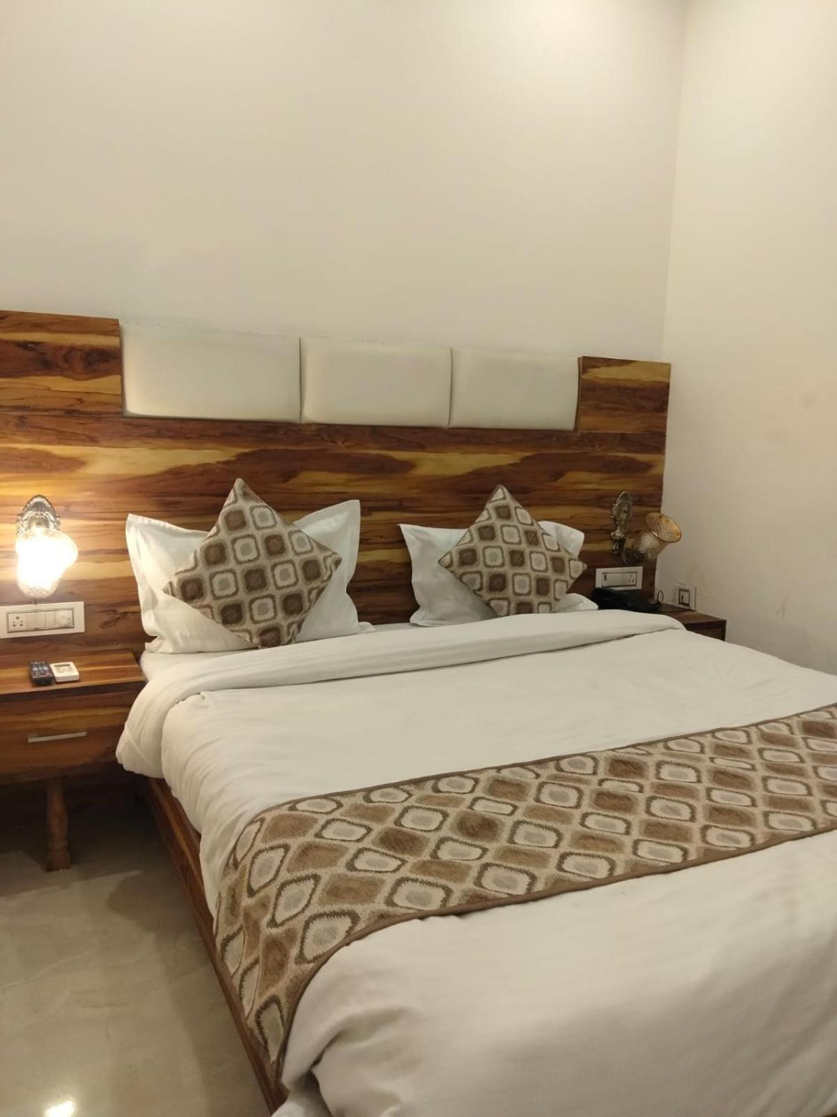 Hotel D Plaza Zirakpur Bagian luar foto