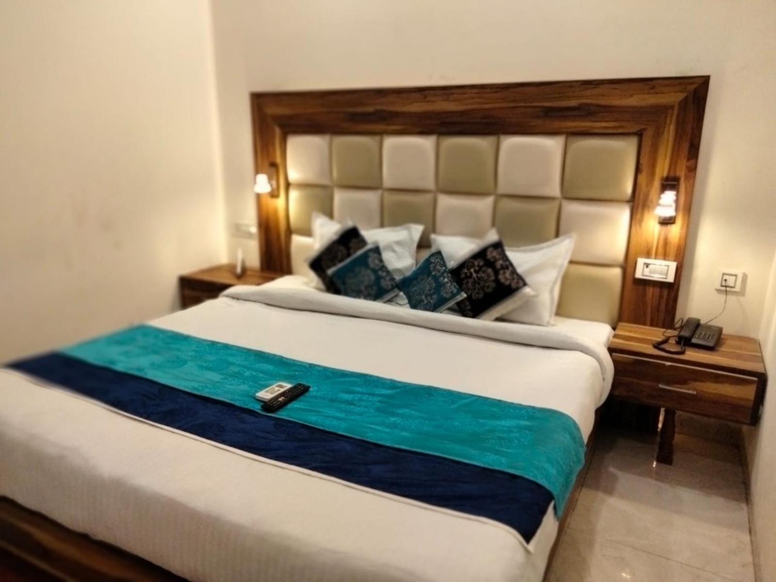Hotel D Plaza Zirakpur Bagian luar foto