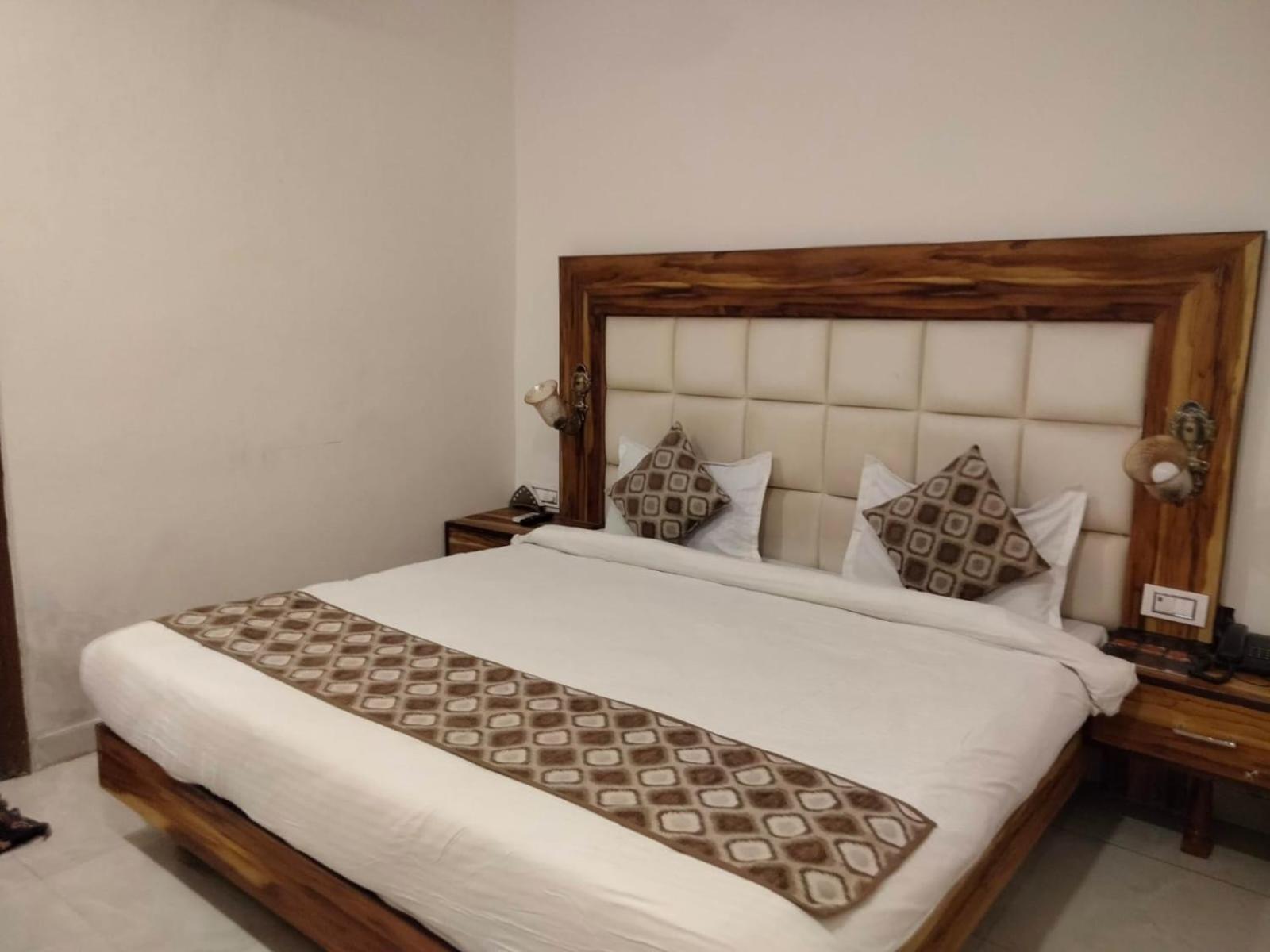 Hotel D Plaza Zirakpur Bagian luar foto