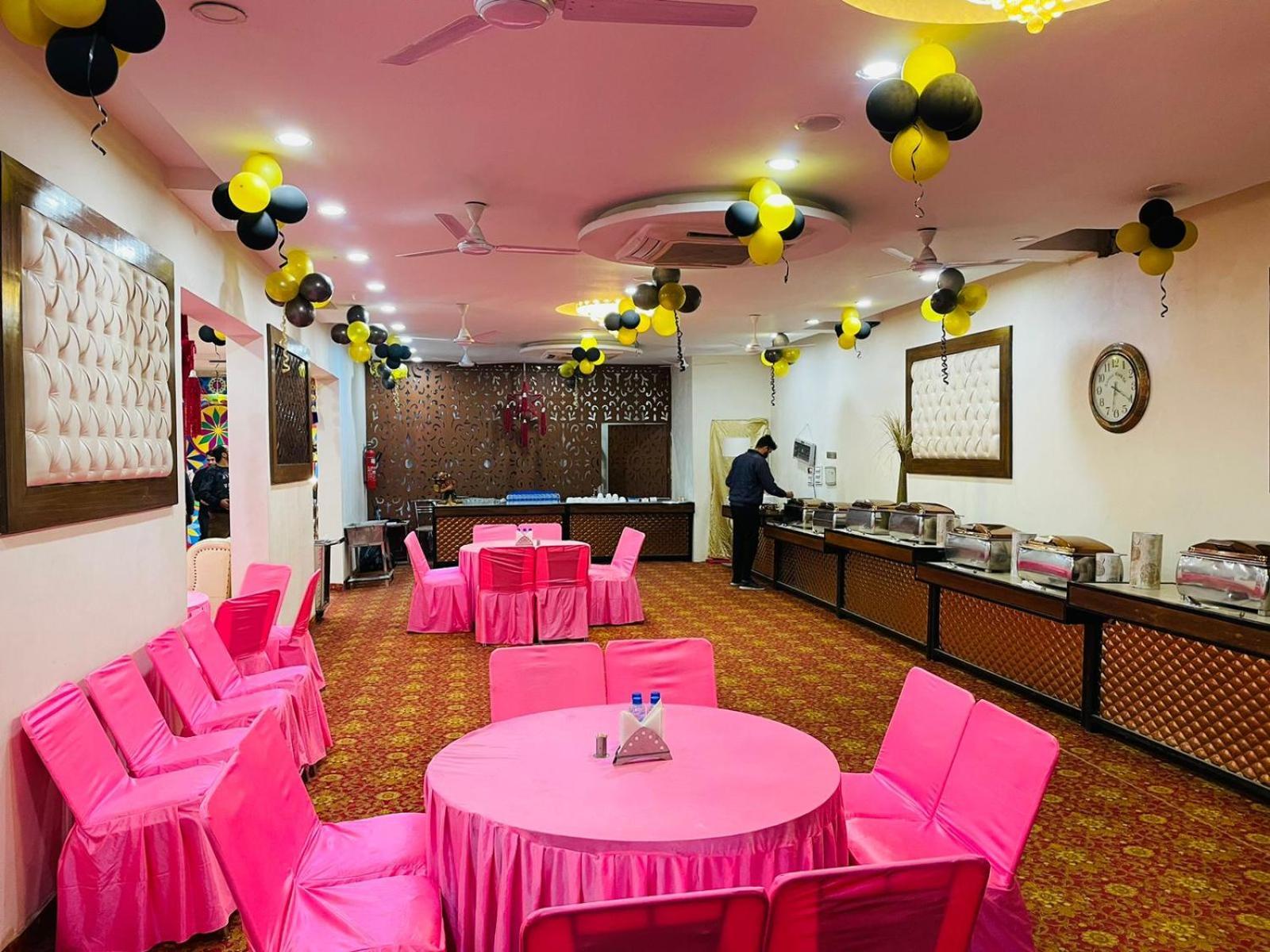 Hotel D Plaza Zirakpur Bagian luar foto