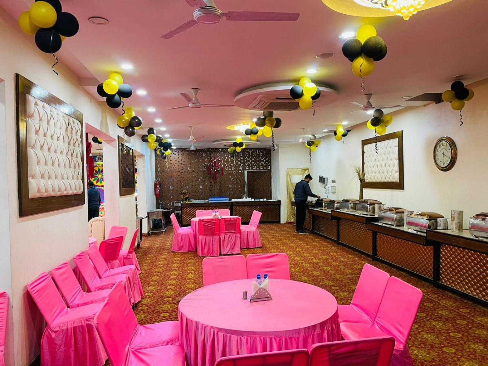 Hotel D Plaza Zirakpur Bagian luar foto
