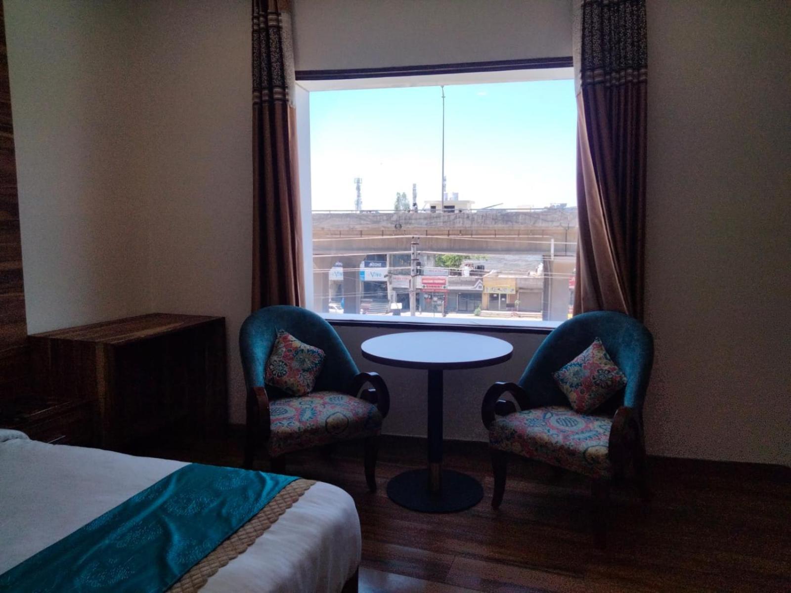 Hotel D Plaza Zirakpur Bagian luar foto