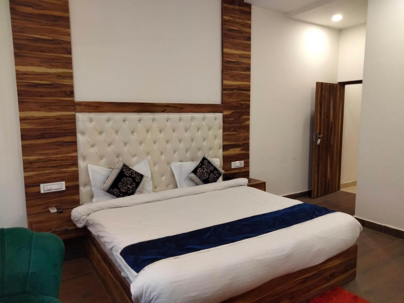 Hotel D Plaza Zirakpur Bagian luar foto