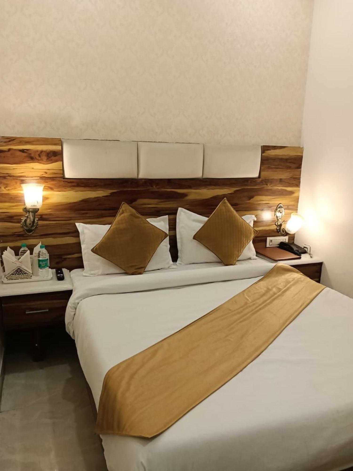 Hotel D Plaza Zirakpur Bagian luar foto