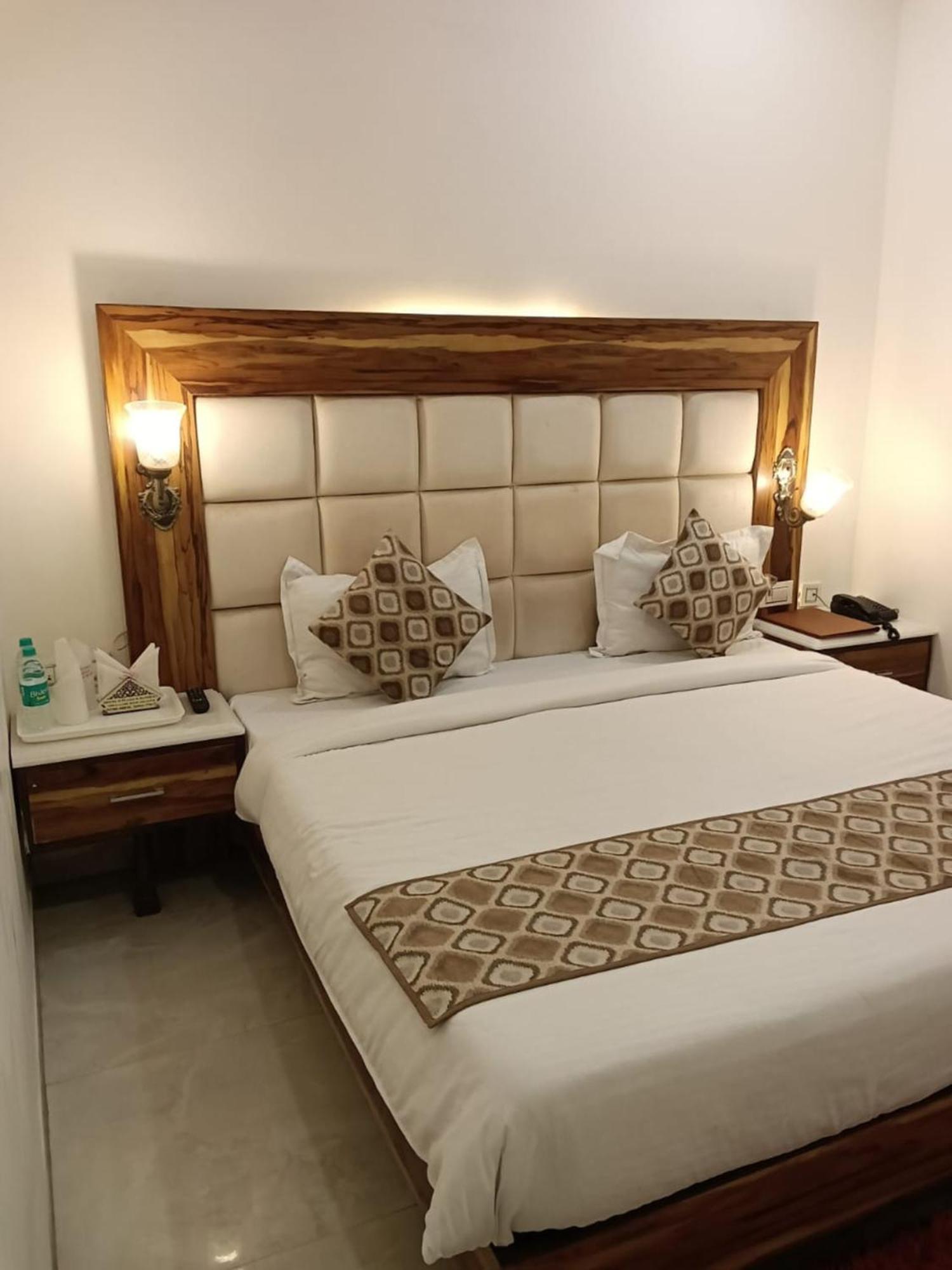 Hotel D Plaza Zirakpur Bagian luar foto