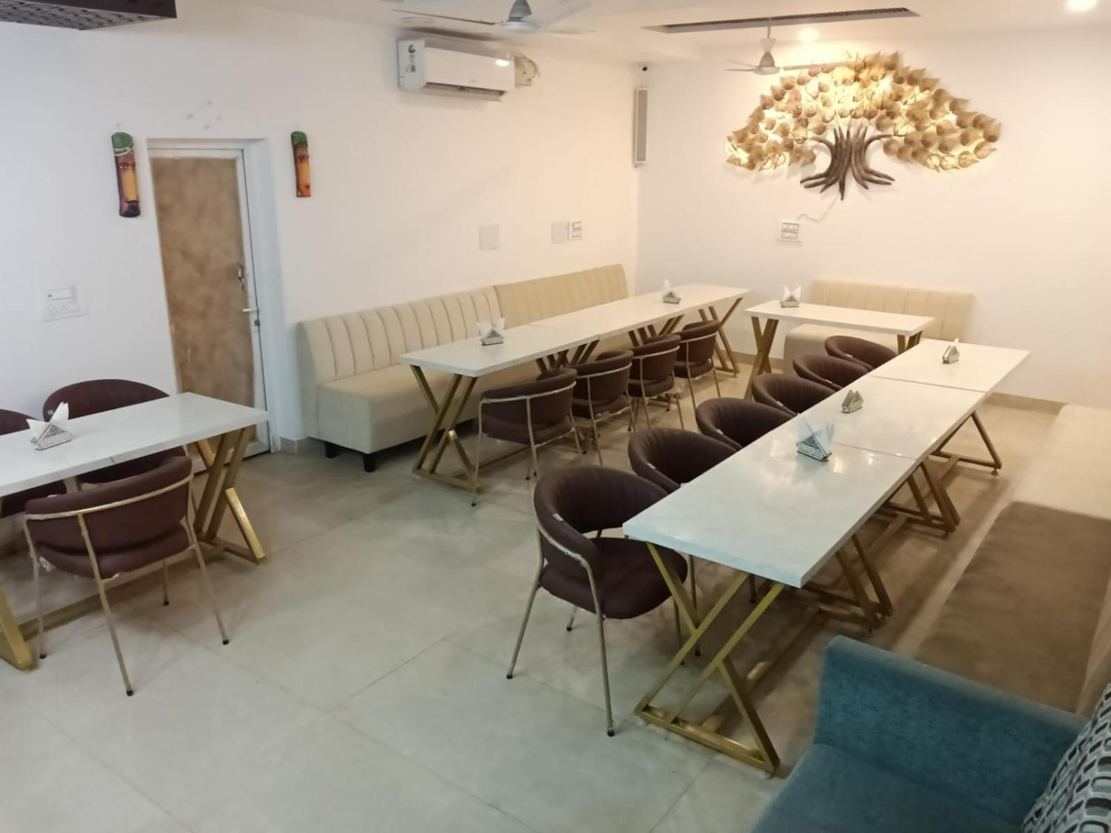 Hotel D Plaza Zirakpur Bagian luar foto