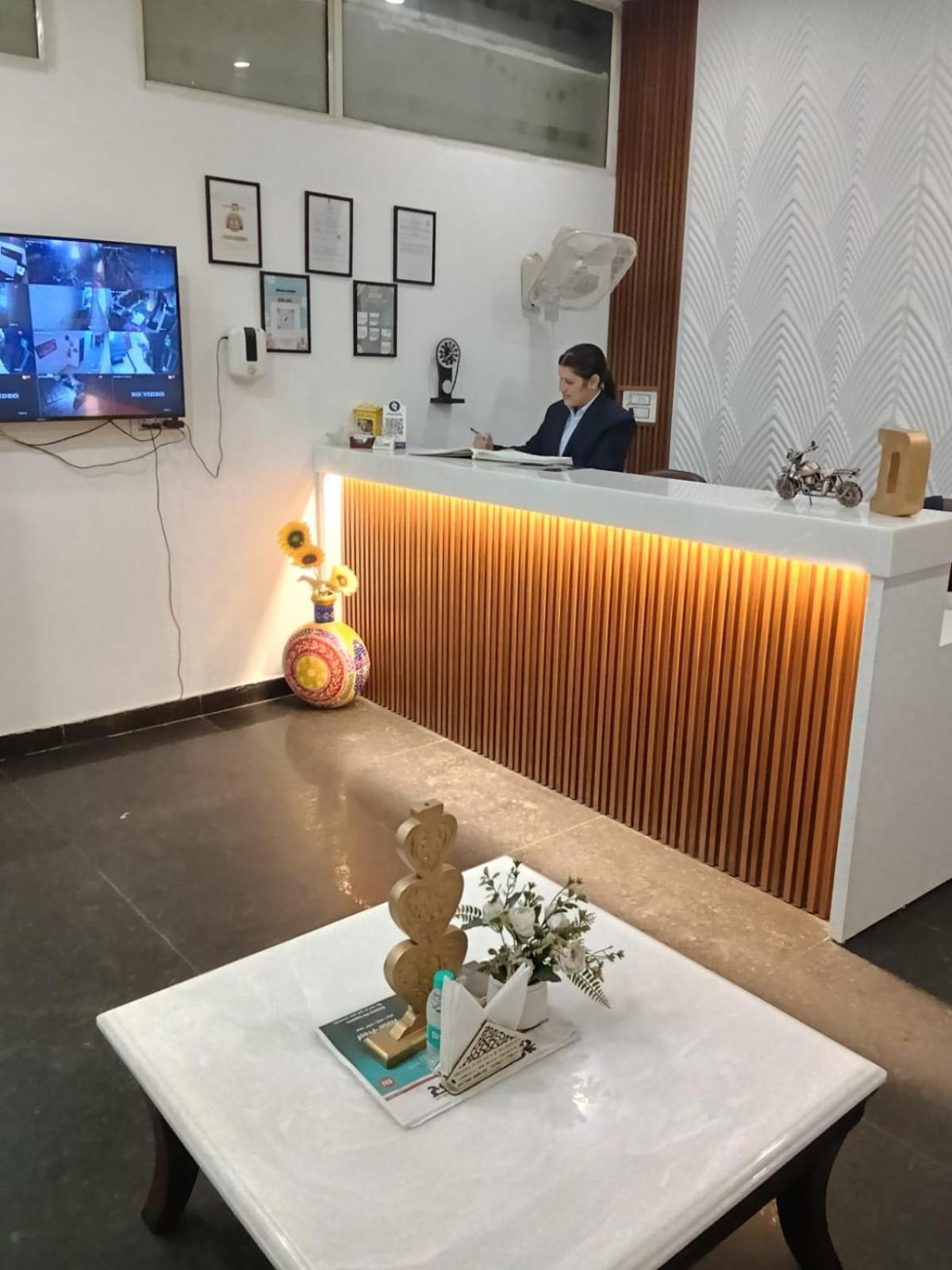 Hotel D Plaza Zirakpur Bagian luar foto