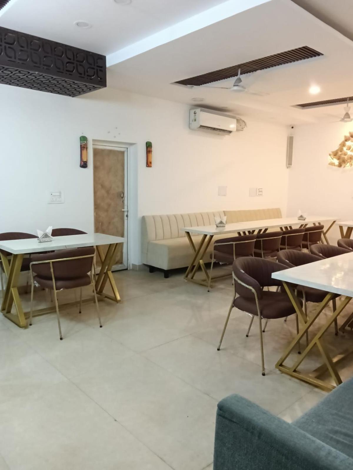 Hotel D Plaza Zirakpur Bagian luar foto